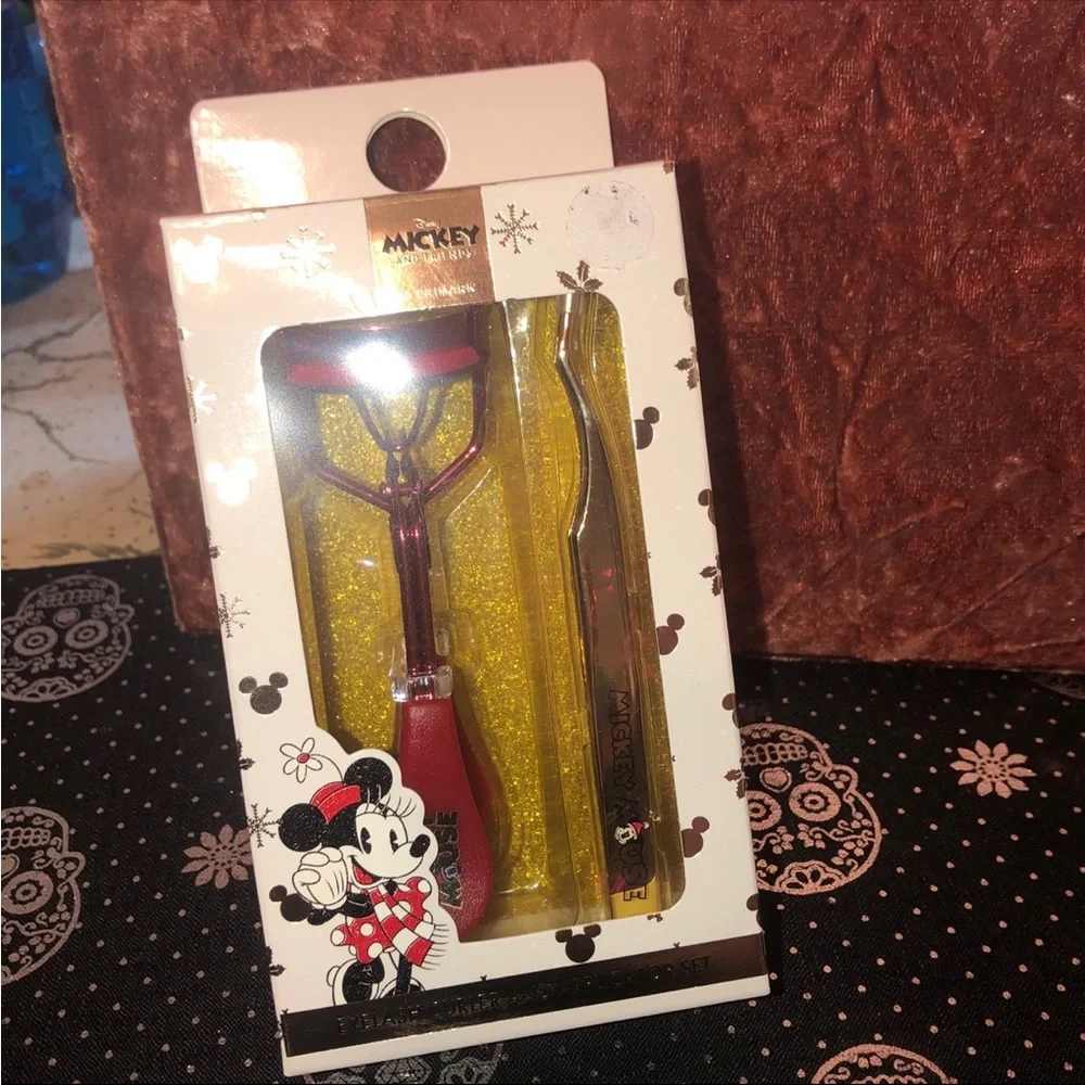 Disney Mickey Mouse set Includes eyelash curler & tweezers